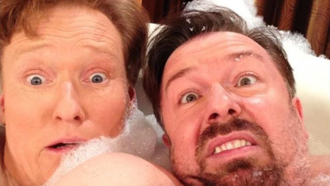 Conan O' Brien en Ricky Gervais in een bad. Daar hoeft geen grap meer bij.