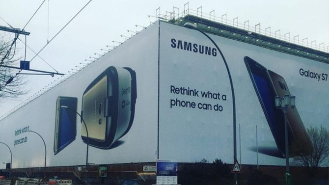 Het is alsof je door een witte tunnel richting de dood rijdt, de tocht langs de Samsung-banner.