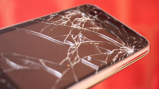 'Zo moeilijk is het toch niet om een iPhone te breaken?' = Ger de Gram, 2016