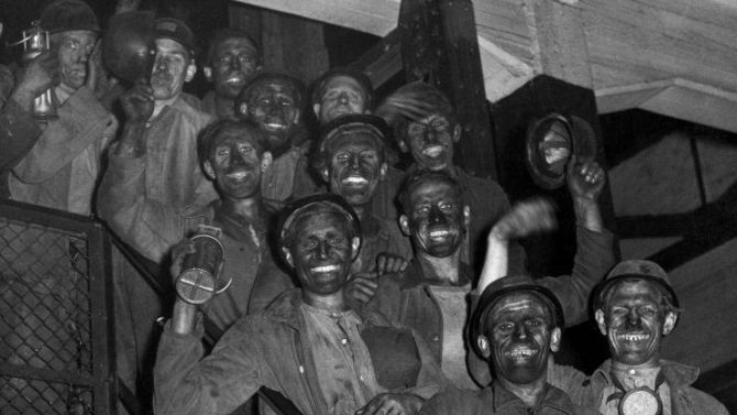 Mijnwerkers uit Limburg gaan lachend op de foto na gedane arbeid. Oktober 1946, plaats onbekend.