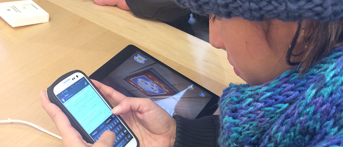 Een Samsung telefoon in de Apple Store. Je moet het maar durven.