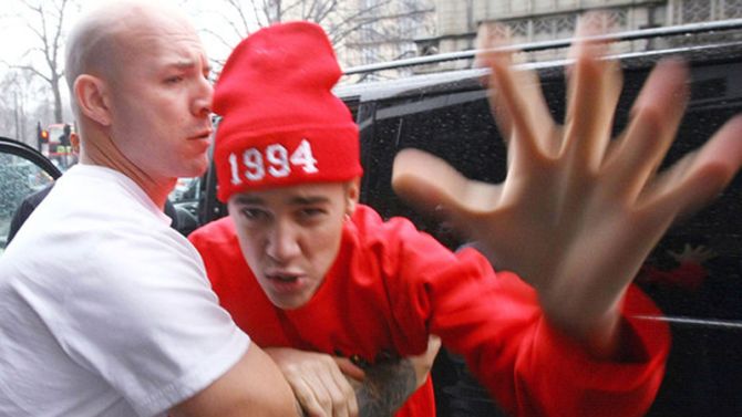 Handig: Bieber houdt op zijn mutsje bij hoe vaak hij zich het afgelopen jaar in slaap heeft gehuild