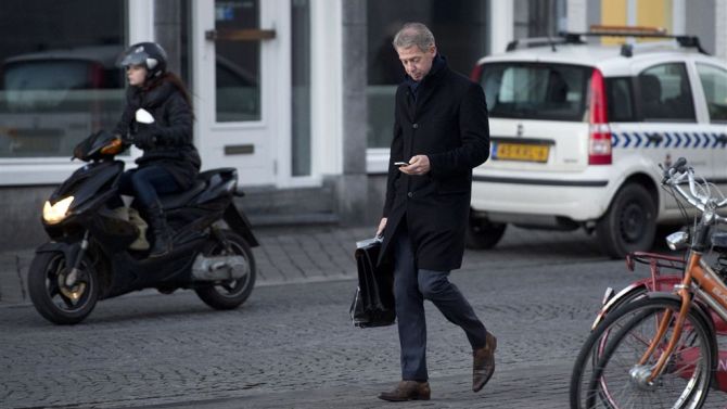 Onno check ook gewoon voor het oog even Grinder. Bron foto: www.stentor.nl