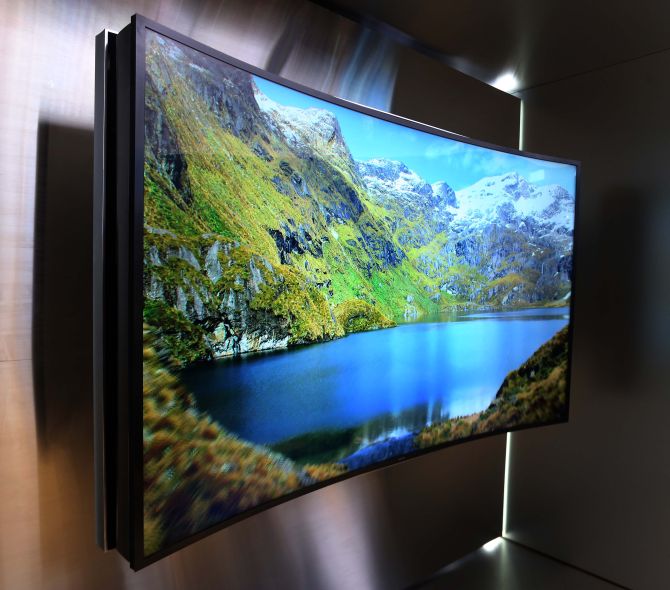 Samsungs buigbare UHD-flatscreen: come on and bend over!