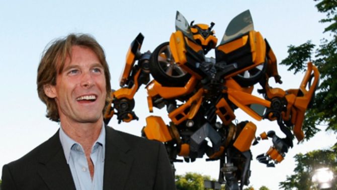 Michael Bay (links) met een van de meest driedimensionale karakters uit zijn films ooit.