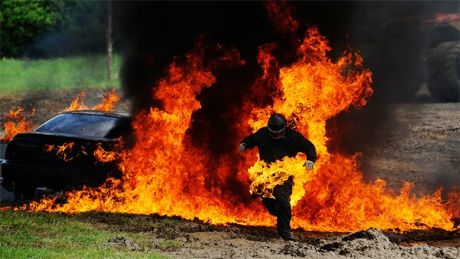 Alleen een slimme rookmelder weet dat hier niets aan de hand is. (Foto: Johnnythunderstunts.com)