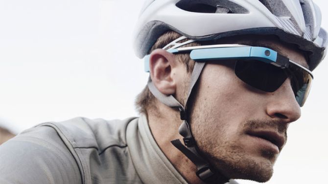 Een Google Glass én een helm. Waar is je ligfiets, vragen wij ons dan af.