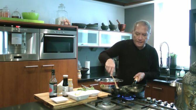 Onze Favoriete kok Lonny heeft internet wél gevonden. Hier maakt hij Bami Goreng. 