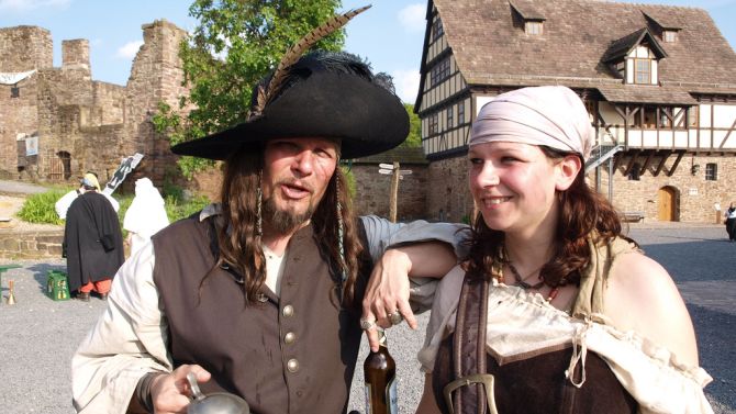 Ontmoet je je date op het Piratenfestival, omdat je zo van smartlappen houd, krijg je dit