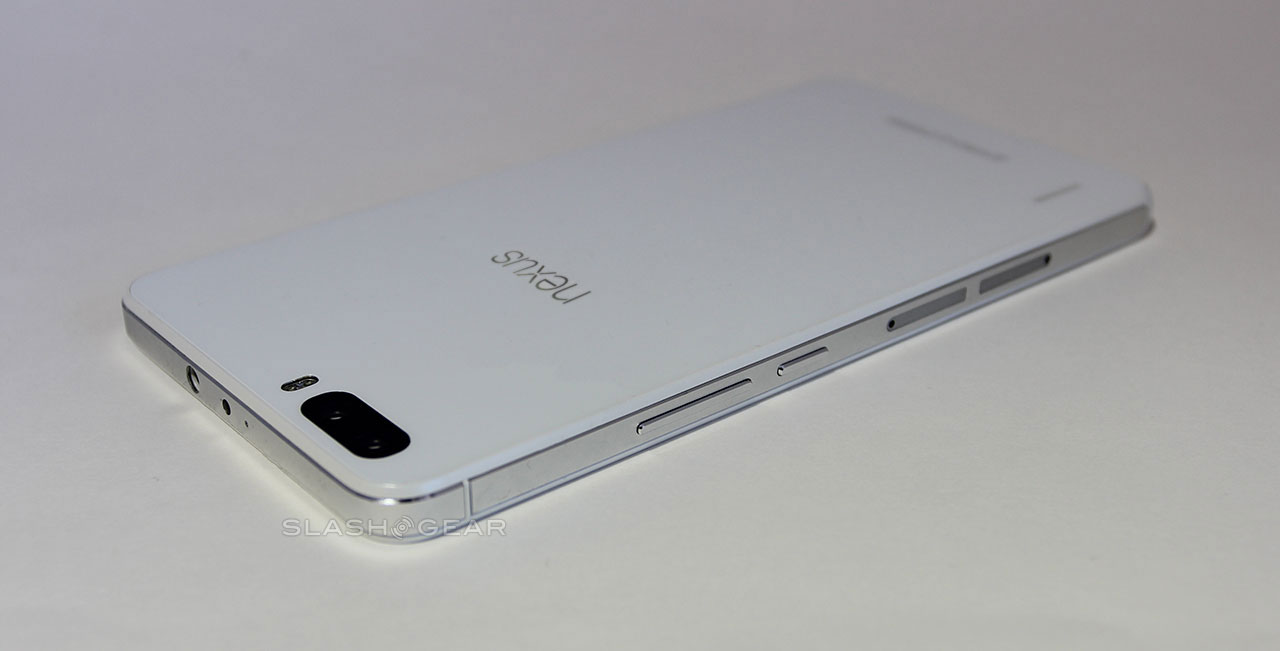 Dit is 'm niet hoor. Slechts een Honor 6 met een Nexus-stickertje. Maar even voor het idee...