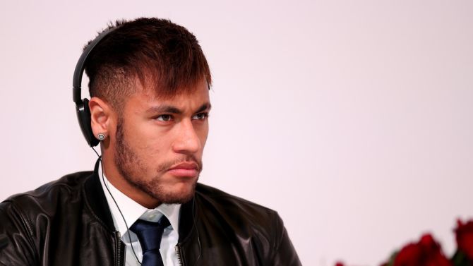 Neymar, net voordat hij struikelde over het kabeltje van zijn hoofdtelefoon