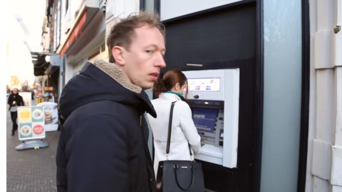 Kijk uit mevrouw, er staat een enge man achter u! O nee, laat maar, het is Bert van de Consumentenbond